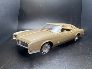 Vintage AMT 1966 Buick Riviera Gold 1/25 Dealer Promo Hardtop Model Car